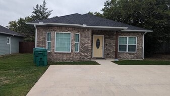 1010 E Epstein St in Sherman, TX - Building Photo