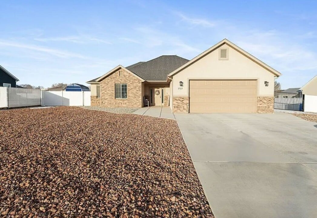 3727 250 E in Enoch, UT - Building Photo