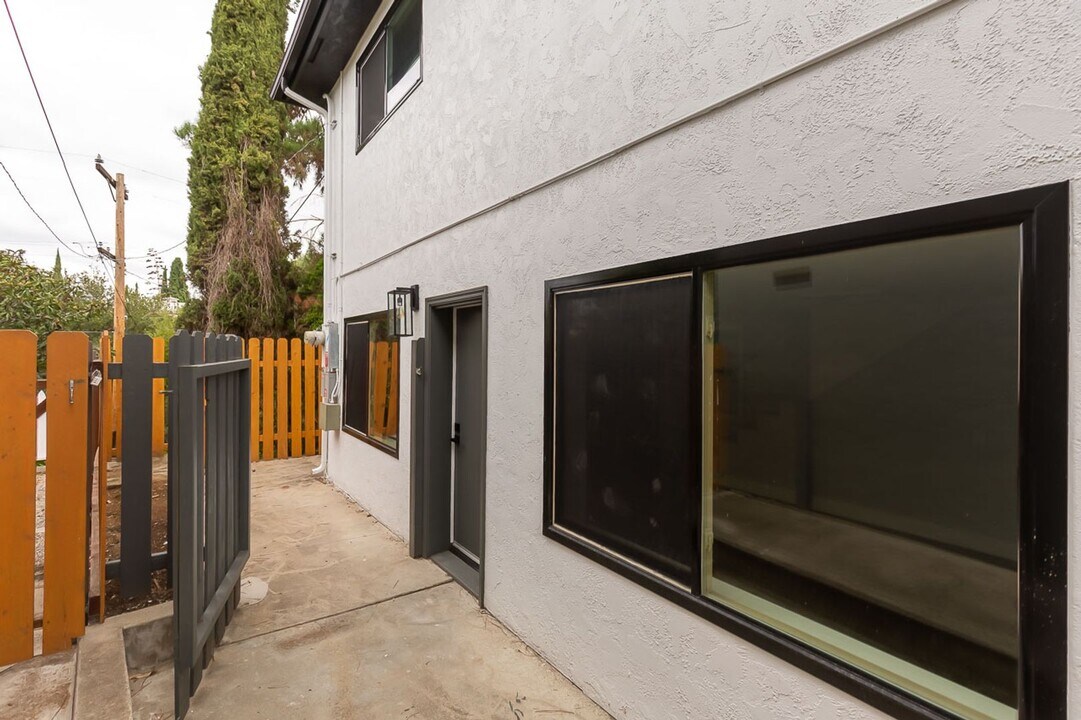 5464 Gilbert Dr in San Diego, CA - Building Photo