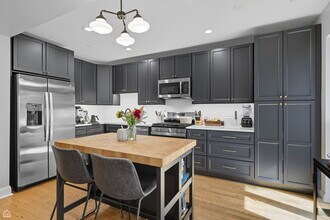 1210 W Roscoe St in Chicago, IL - Building Photo - Building Photo