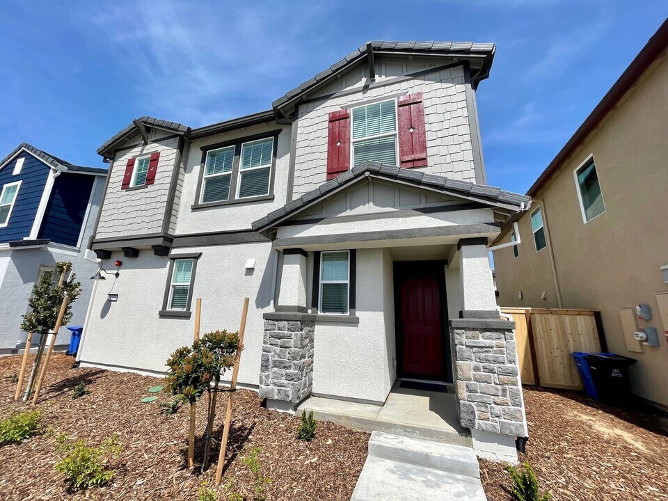 8253 Peterborough Wy in Elk Grove, CA - Foto de edificio