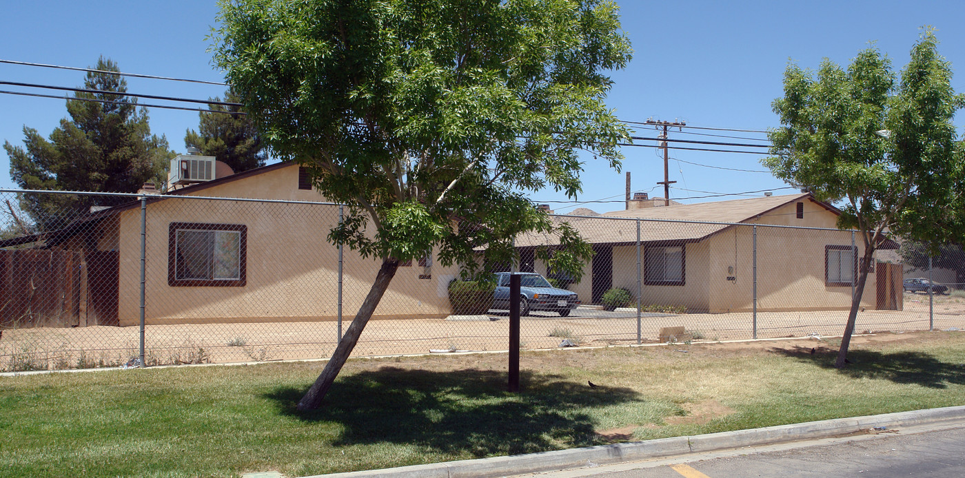 15415 Wanaque Rd in Apple Valley, CA - Building Photo