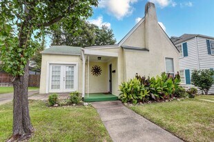 2106 Laurel St in Texarkana, AR - Building Photo