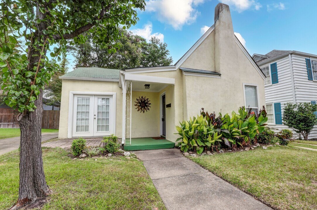 2106 Laurel St in Texarkana, AR - Building Photo