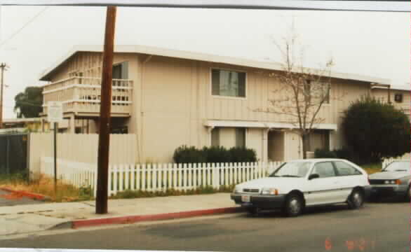 675 W Sunnyoaks Ave in Campbell, CA - Foto de edificio - Building Photo