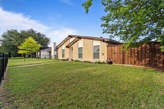 3002 Lindbergh Dr in Dallas, TX - Building Photo - Building Photo