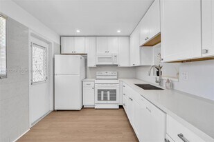 218 NE 12th Ave in Hallandale Beach, FL - Building Photo