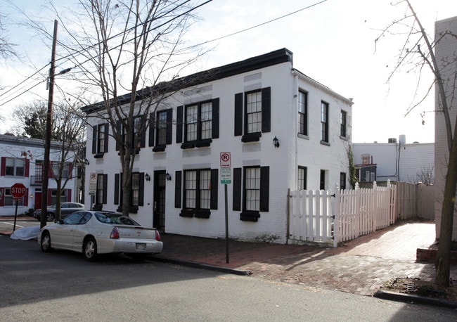 2800-2802 Olive St NW in Washington, DC - Foto de edificio - Building Photo