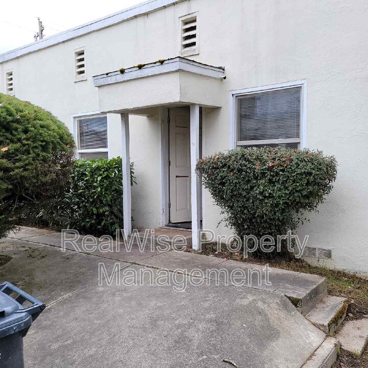 567 SW G St in Grants Pass, OR - Building Photo