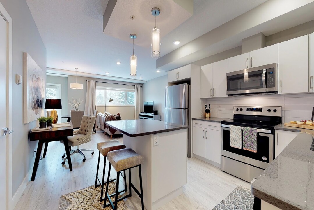 10006-383 83 Ave NW in Edmonton, AB - Building Photo