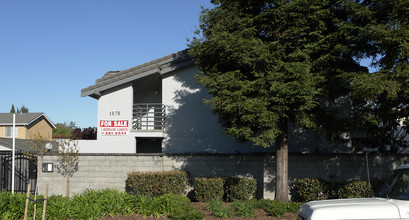 Julius Manor in San Leandro, CA - Building Photo - Building Photo