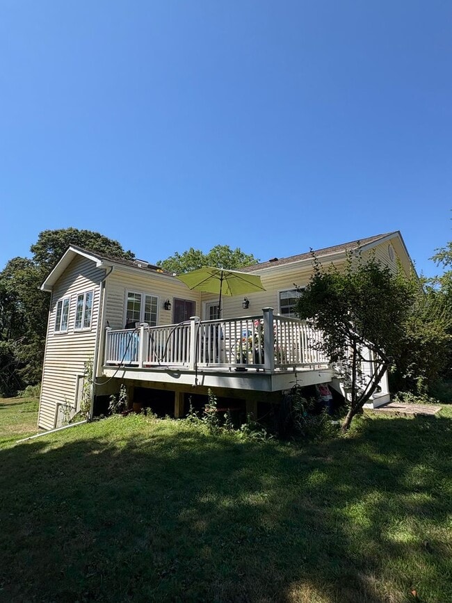 939 Ocean Ave in New London, CT - Building Photo - Building Photo
