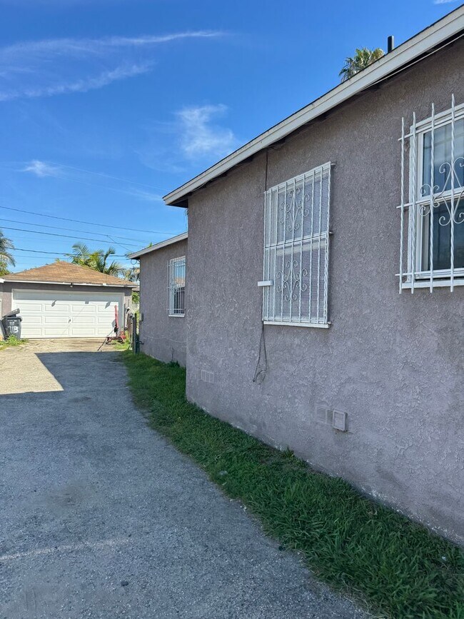 713-715 E Cocoa St in Compton, CA - Foto de edificio - Building Photo