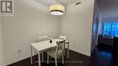 386 Yonge St in Toronto, ON - Building Photo - Building Photo