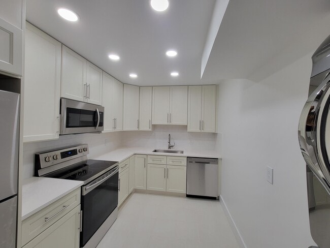 733 SE 1st Way in Deerfield Beach, FL - Building Photo - Building Photo