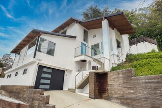 11354 Sunshine Ter in Studio City, CA - Building Photo - Building Photo