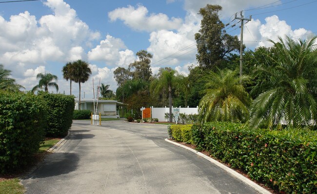 Orange Harbor Mobile Home & RV Park in Ft. Myers, FL - Foto de edificio - Building Photo