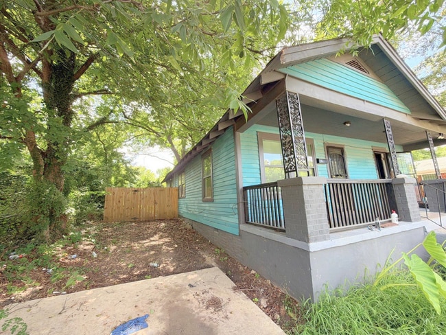property at 1450 Oaklawn St
