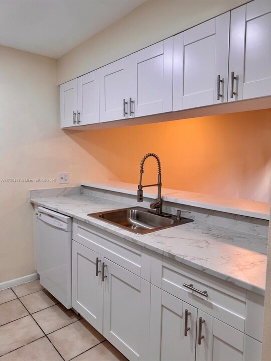 8180 Geneva Ct in Doral, FL - Building Photo