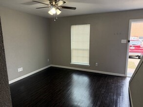 410 Conveyor Dr in Joshua, TX - Foto de edificio - Building Photo