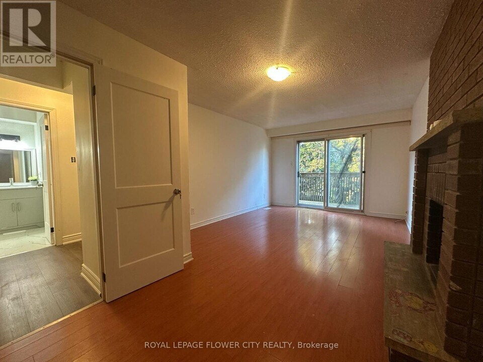 24 Peterson Ct in Brampton, ON - Building Photo