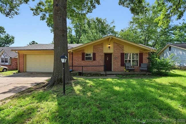property at 513 N Village Pl
