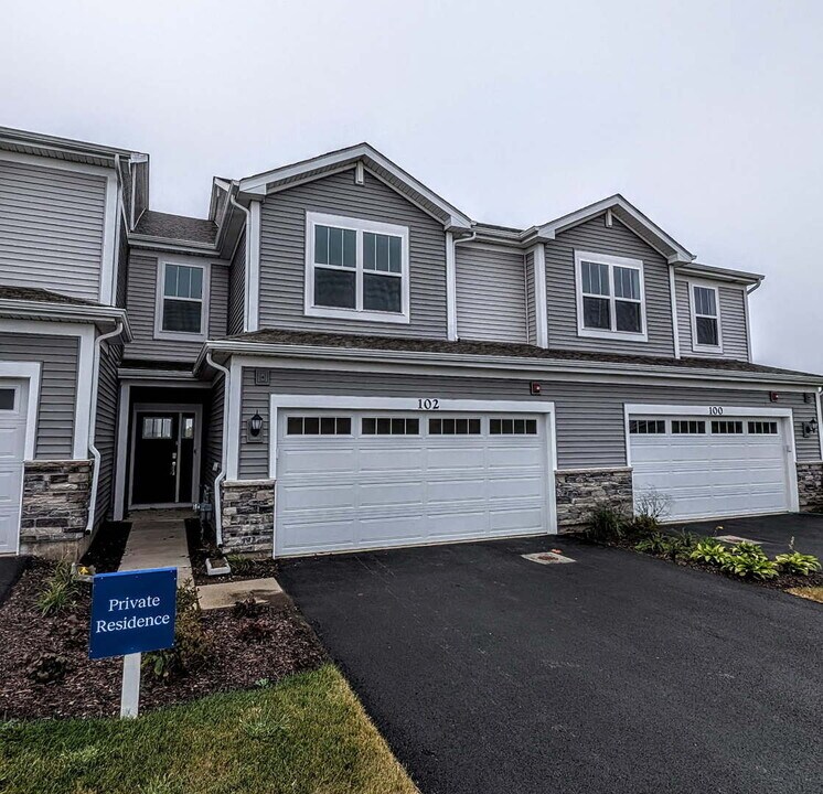 102 Henderson St in Oswego, IL - Building Photo