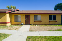 577 Montecito Ave in Hemet, CA - Foto de edificio - Building Photo