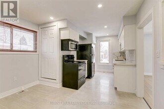 63 Cardinal Dr in Hamilton, ON - Building Photo - Building Photo