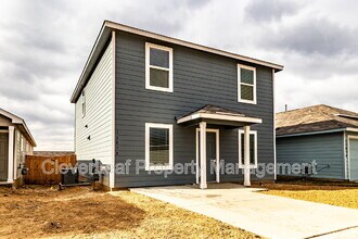 12858 Ratcliff Lk in Saint Hedwig, TX - Foto de edificio - Building Photo
