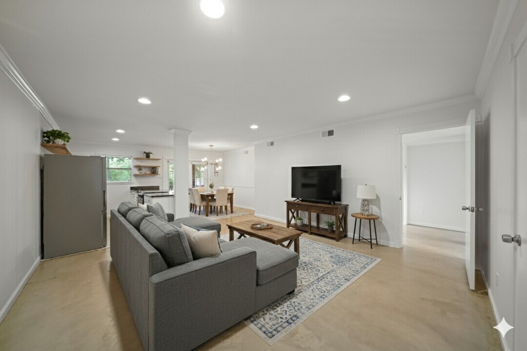 8285 Kingsbrook Rd in Houston, TX - Building Photo