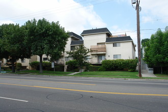 15119-15125 Burbank Blvd in Van Nuys, CA - Building Photo - Building Photo