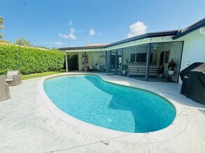 2411 NW 31st St in Boca Raton, FL - Foto de edificio - Building Photo