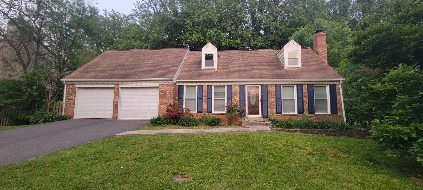 13223 Nickleson Dr in Woodbridge, VA - Building Photo
