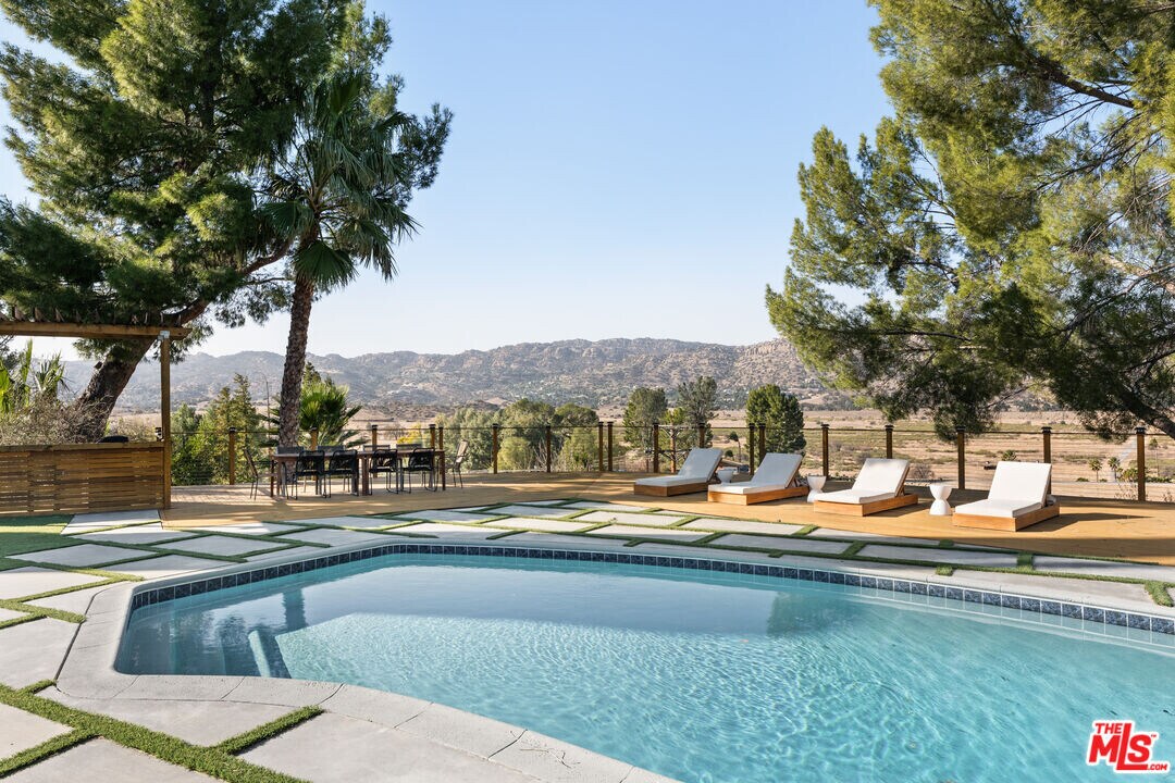 8547 Shoup Ave in Los Angeles, CA - Building Photo