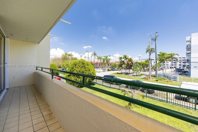 8320 NW 8th St in Miami, FL - Building Photo - Building Photo