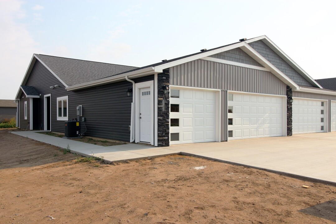 3718 Gale Cir SE in Mandan, ND - Building Photo