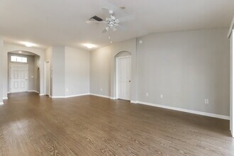 29429 Crossland Dr in Zephyrhills, FL - Foto de edificio - Building Photo