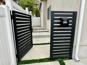 8916 Whitworth Dr in Los Angeles, CA - Foto de edificio - Building Photo