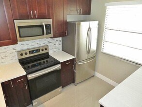 3521 Village Blvd in West Palm Beach, FL - Foto de edificio - Building Photo