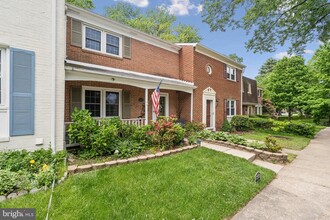 6833 Dina Leigh Ct in Springfield, VA - Building Photo - Building Photo