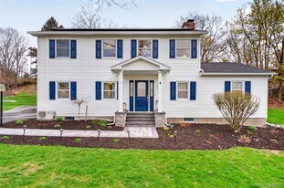 22 Blossom Hill Dr in Marlboro, NY - Building Photo