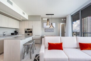 2723 Hallandale Beach Blvd in Hollywood, FL - Building Photo