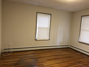 582 Broadway, Unit 1 in Somerville, MA - Foto de edificio - Building Photo
