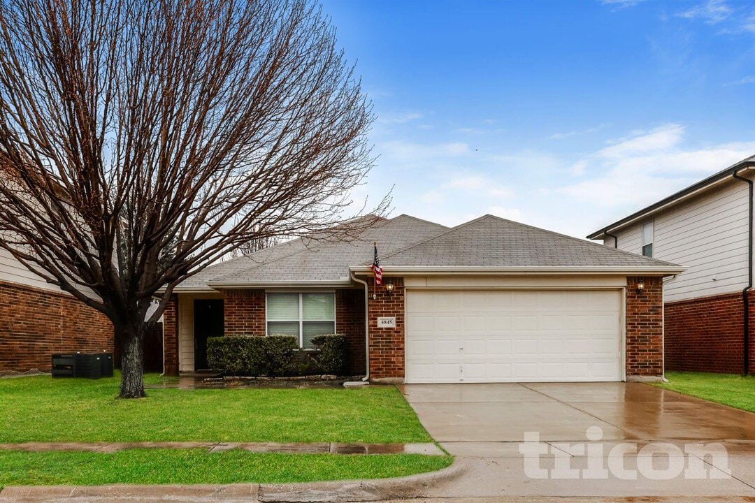 4845 Leaf Hollow Dr in Fort Worth, TX - Foto de edificio