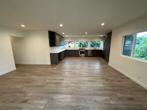 2021 Beachwood Dr-Unit -Unit 5 in Los Angeles, CA - Foto de edificio - Building Photo