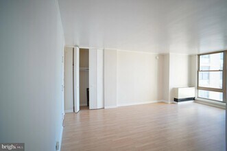 1260 21st St NW, Unit 510 in Washington, DC - Foto de edificio - Building Photo