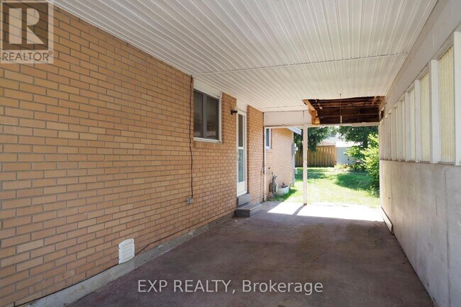 129 Hazelglen Dr in Kitchener, ON - Building Photo - Building Photo