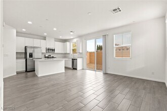 10146 Glen Aulin St in Las Vegas, NV - Building Photo - Building Photo