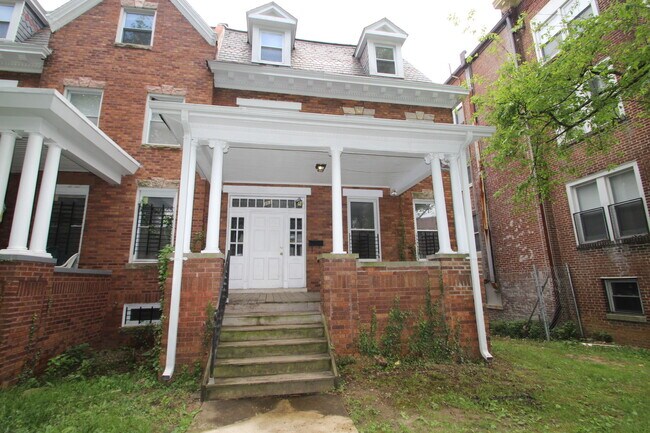 303 E University Pkwy in Baltimore, MD - Building Photo - Building Photo